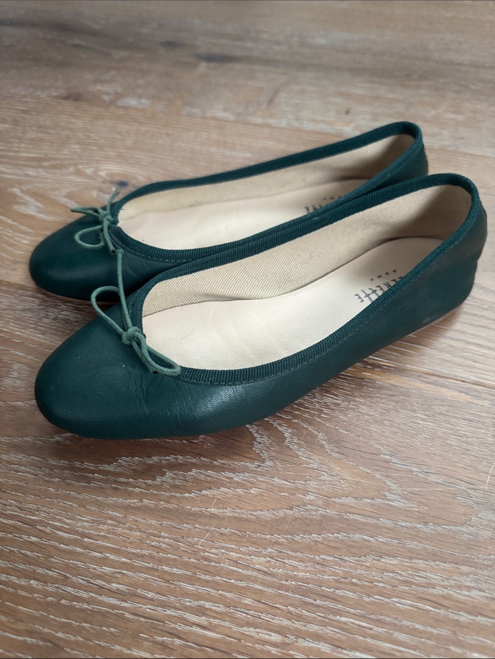Classic Women's Emerald Green Ballet Flats with Bow